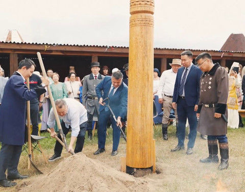В честь 100-летия экономических служб Якутии установили памятное сэргэ