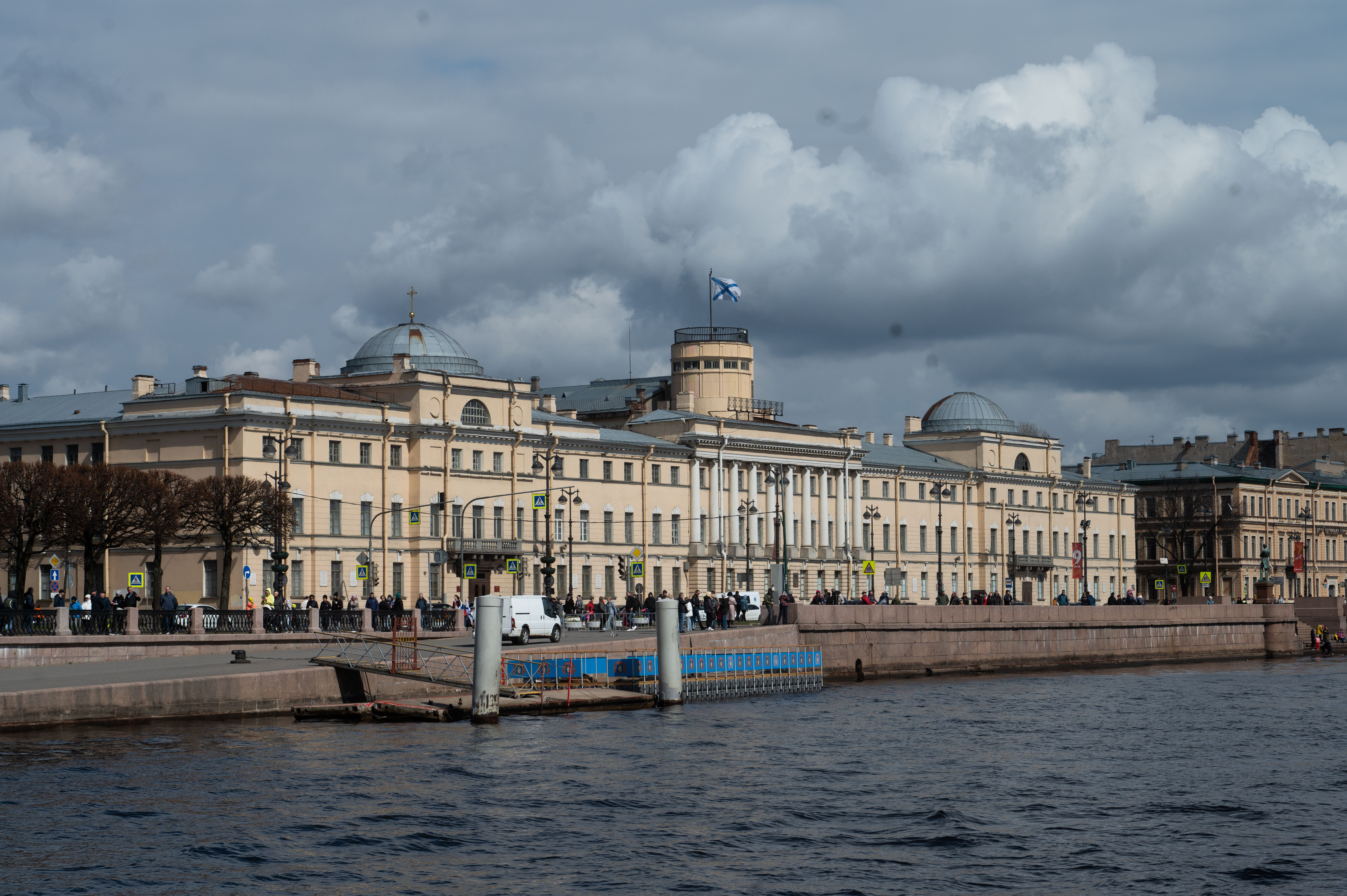 Спб бывший. Санкт-Петербург в сентябре. Сентябрь в Петербурге. Насыпанный Васильевский остров. Лента на Васильевском острове.