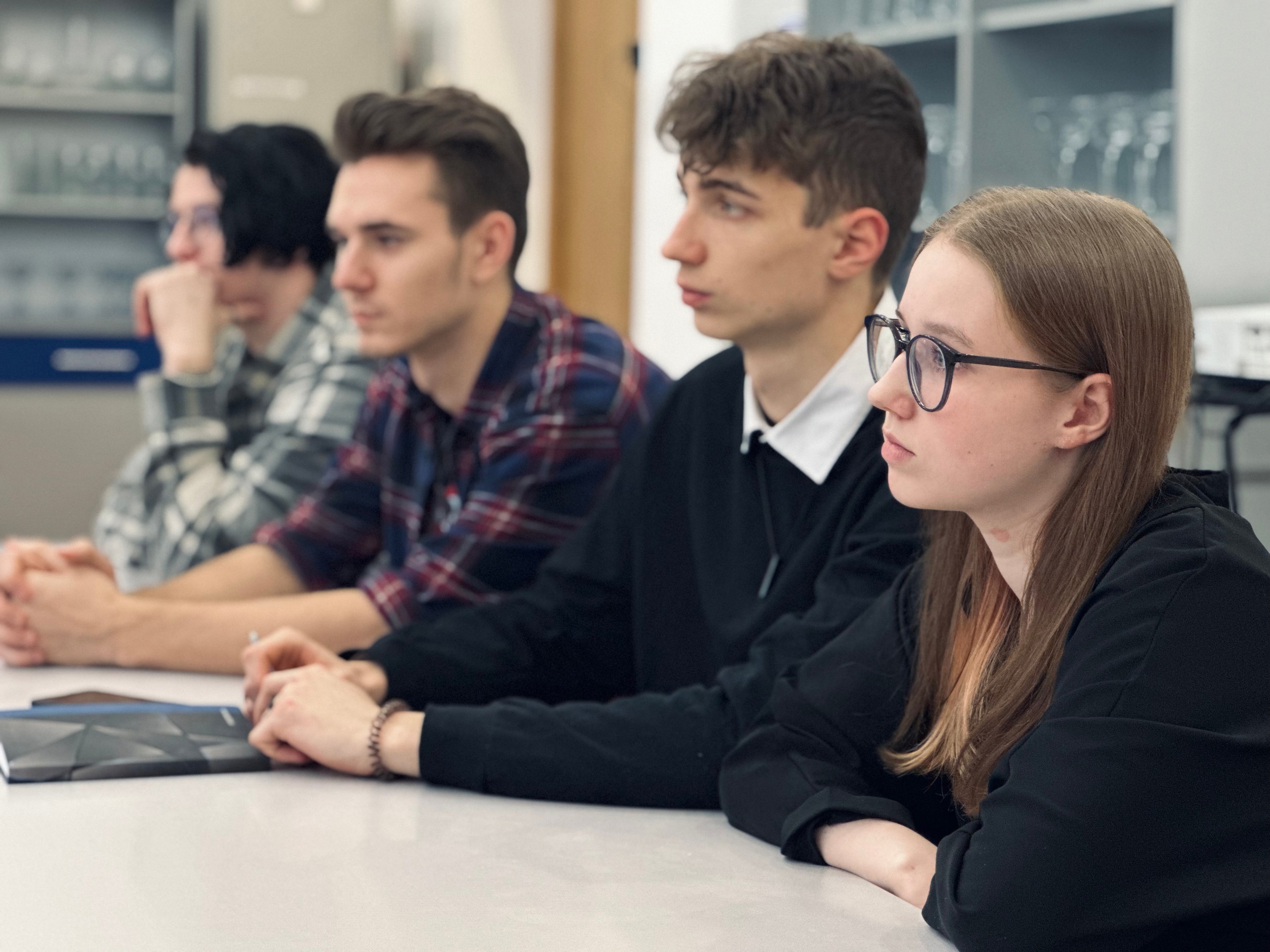 вопросы к руководителю компании. ведение переговоров. встреча с руководителем вопросы. встреча с руководителем вопросы. офис с сотрудниками.