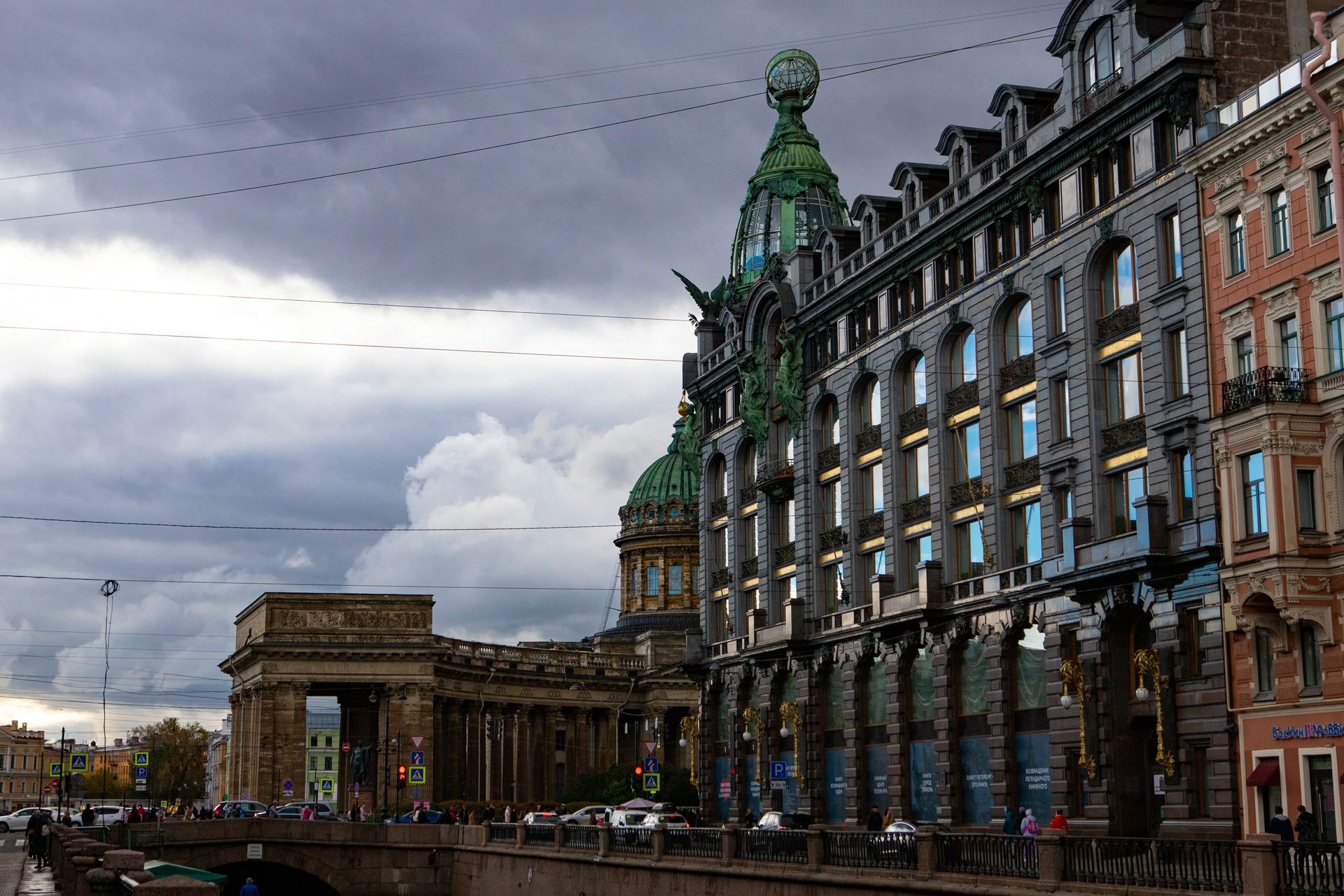 Питер дом зингера 2022. Дом зингера в санкт-петербурге. Дом в питере на невском. Здание зингер в санкт-петербурге. Дом зингера.