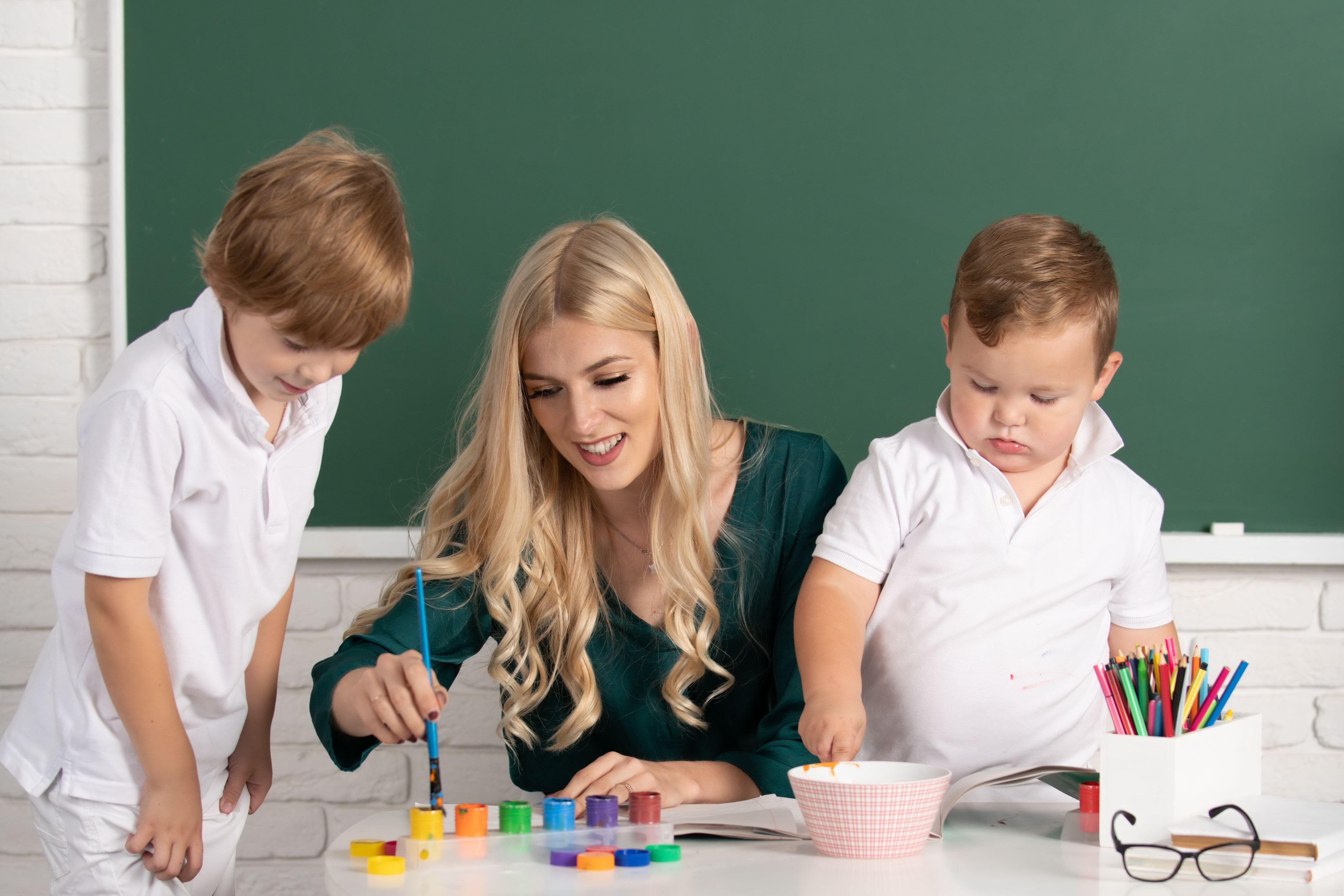 Step mom teaches autistic how to have. My mother is a teacher. Учитель и дети. Дочки учатся на 5. Mom is teaching.