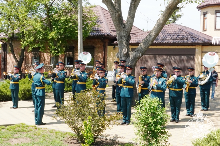 Персональный парад для ветерана Великой Отечественной войны организовали росгвардейцы в Ростове-на-Дону