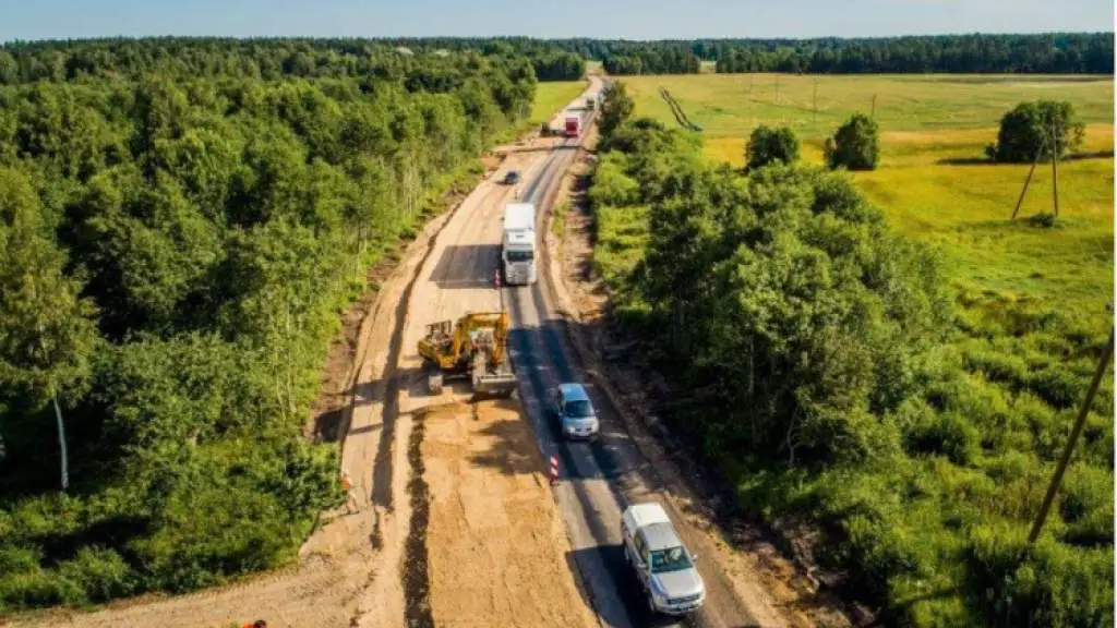 На латвийских дорогах продолжается активный ремонт: где самые большие ограничения