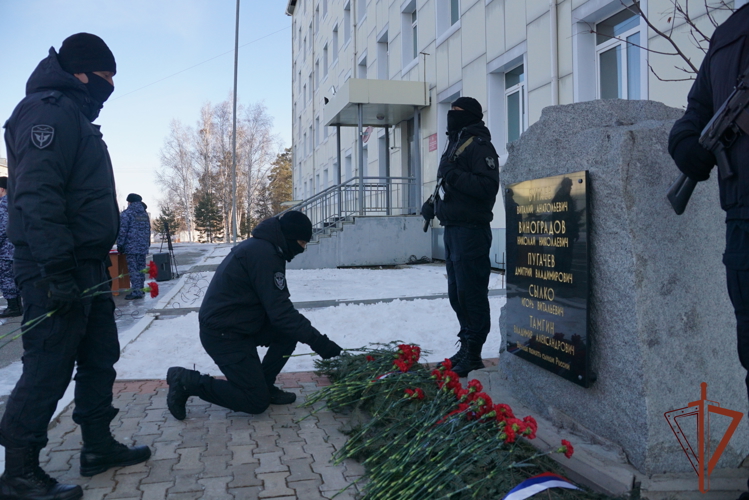 На Дальнем Востоке росгвардейцы почтили память Героев Отечества 