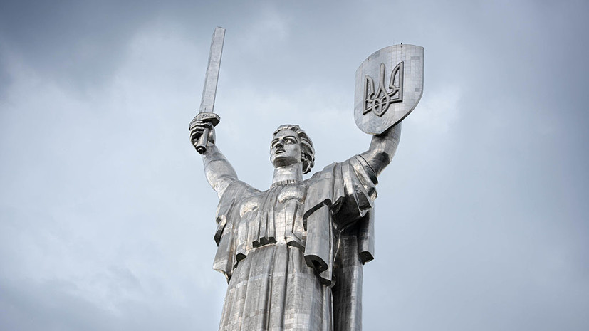 В Киеве на «Родине-матери» демонтировали надпись на русском языке