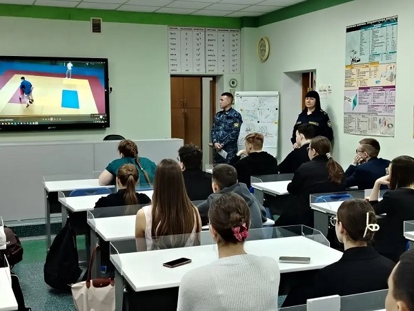 Сотрудники следственного изолятора № 2 УФСИН России по Тюменской области встретились с будущими абитуриентами 