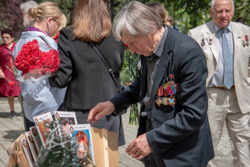 В Севастополе сотрудники МЧС России почтили память героев-ликвидаторов последствий чернобыльской катастрофы