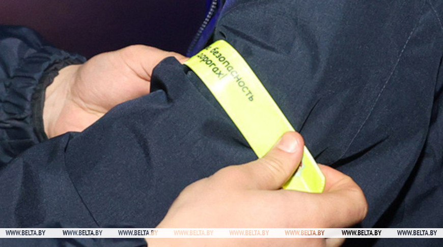 Прогулки на свежем воздухе для детей. Стих про прогулку на свежем воздухе. Прогулка стихотворение. Одет не по погоде рисунок. Мы вышли на свежий воздух.