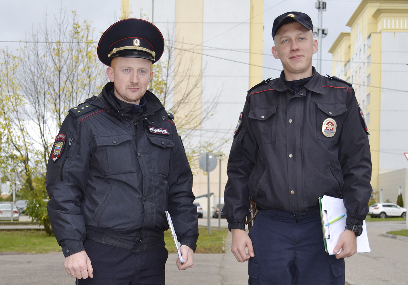 полицейский с телефоном. полиции ставропольский район. связь с участковым. связь с участковым. омбудсмен полиции.