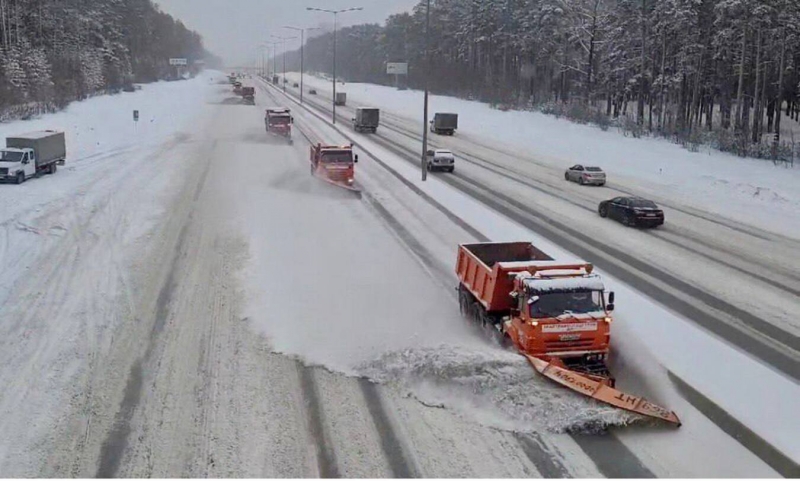 Спецтехника убирает снег