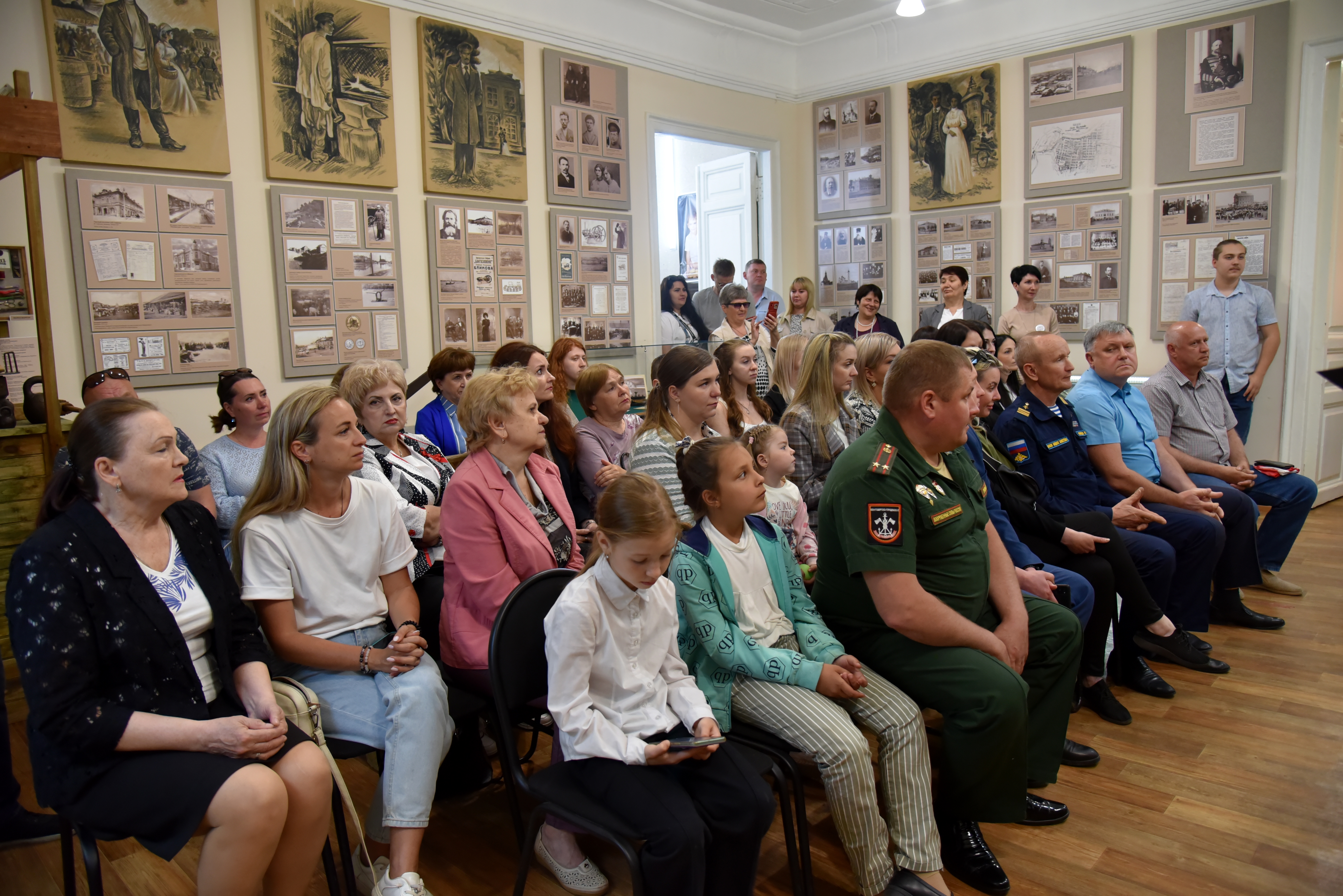 В Балакове открылась третья фотовыставка «Жёны героев» 