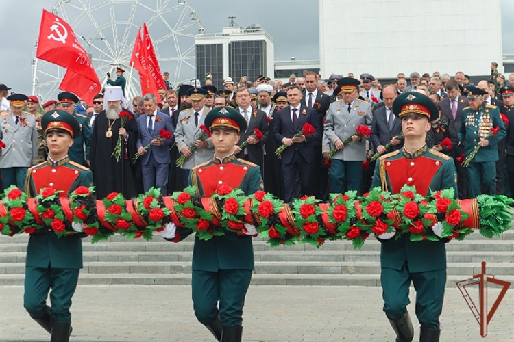 Представители Росгвардии приняли участие в возложении гирлянды Славы к мемориалу Воинам-освободителям в Ростове-на-Дону