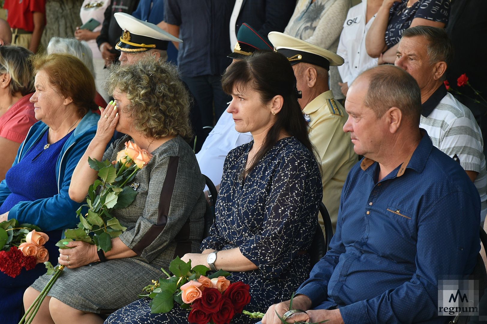 На церемонии присутствовали школьники, учителя, а также родные погибших военных