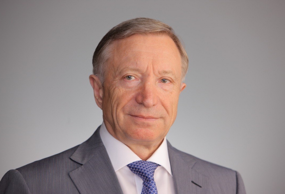 Директор ООО «Основа Холдинг» Александр Антропенко поздравляет омичей с Днем России