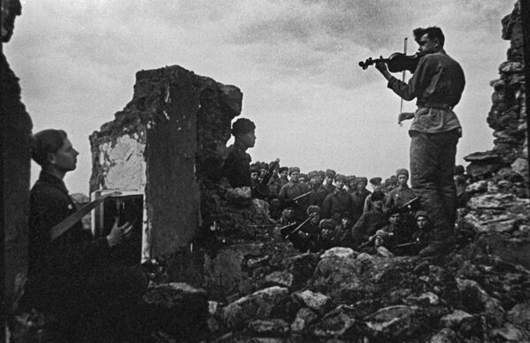 Концерт для бойцов советской армии под Новошахтинском. Южный фронт. - Sputnik Грузия