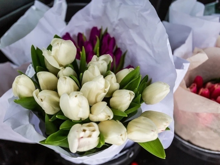 Омские градоначальники Хоценко и Шелест рассказали, какие цветы дарят 8 марта