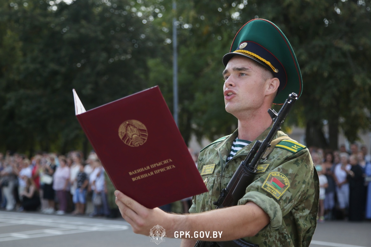 Более 100 первокурсников Института пограничной службы приняли Военную присягу