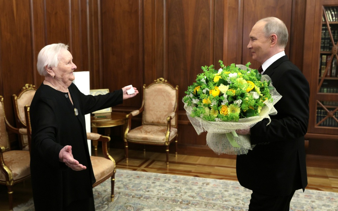 Стало известно, как персонал отеля отреагировал на приезд Путина к учительнице