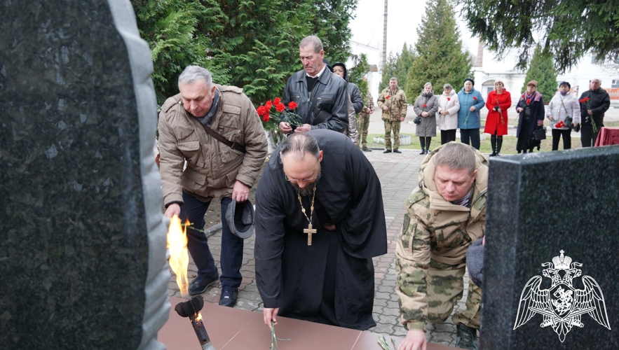 Память погибших при выполнении служебных обязанностей военнослужащих и сотрудников войск правопорядка почтили в Брянске