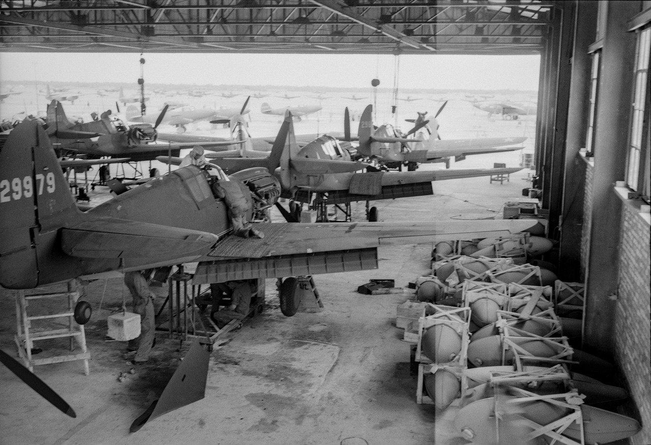 Цех сборки американских истребителей P-40, поставлявшихся в СССР по ленд-лизу, март 1943 г.