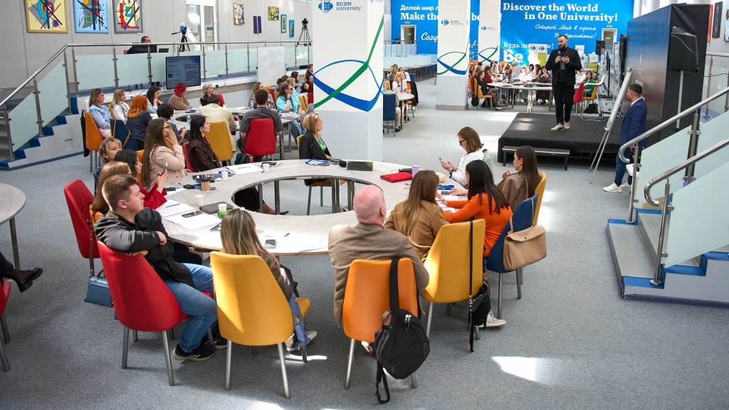 na-formule-mediavliyaniya-v-rudn-blogery-uznali-osobennosti-professii-mezhdunarodnogo-zhurnalista- (2).jpg