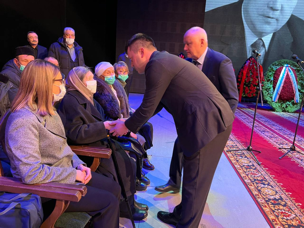 Мэр Уфы Ратмир Мавлиев жмет руку Луизе Рахимовой на похоронах первого президента республики