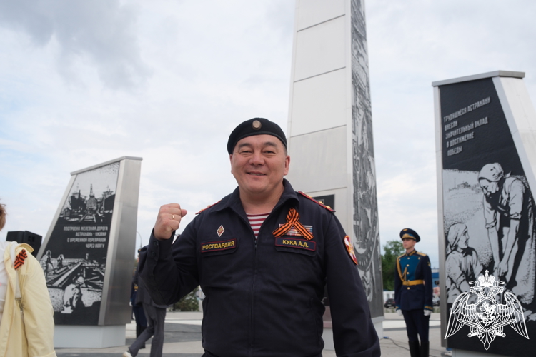 При участии Росгвардии в Астрахани открыли стелу «Город трудовой доблести»