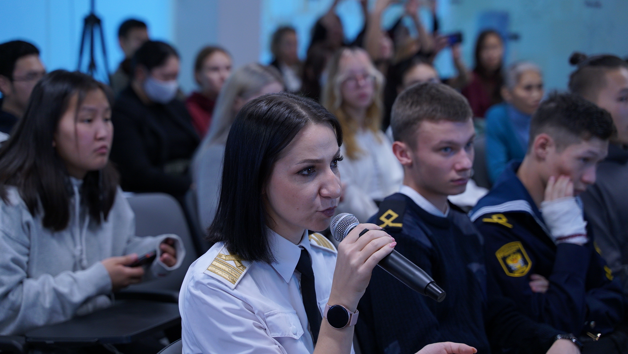 Студенты курсанты. Встреча министров образования на конференции.