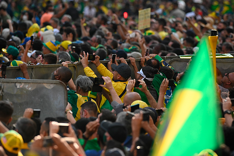 «Есть очень мощные социальные движения — такие, например, как Движение безземельных крестьян в Бразилии, в котором участвуют миллионы людей»
