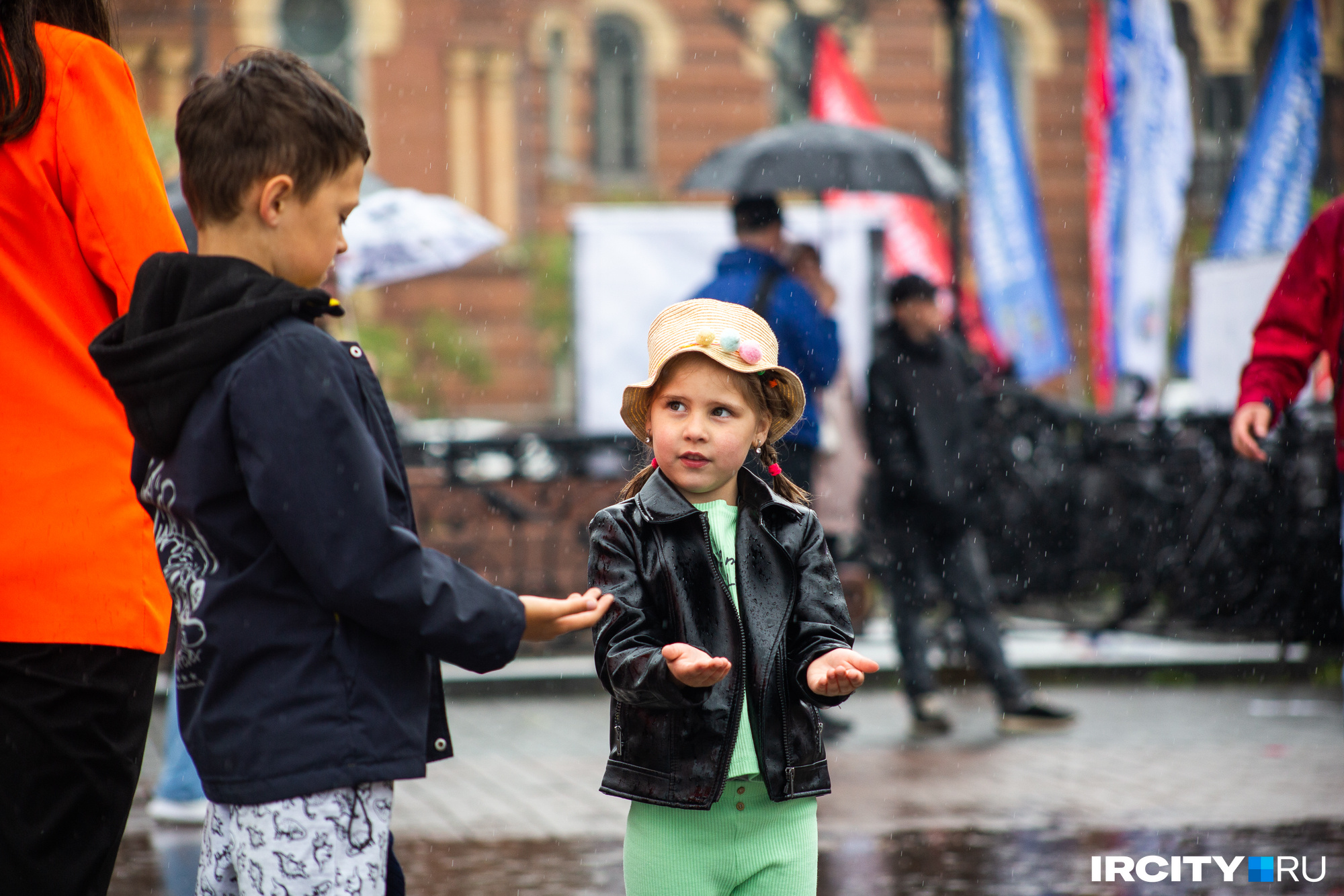 Иркутск отметил День города под проливным <b>дождем</b> - ищите себя на фотография...