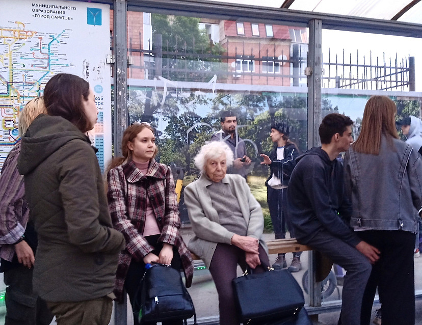В Саратове пропавшую пенсионерку нашли на автобусной остановке 