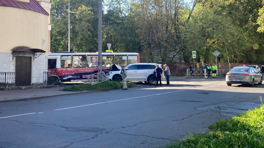 В Рыбинске в ДТП с автобусом и иномаркой пострадали восемь человек