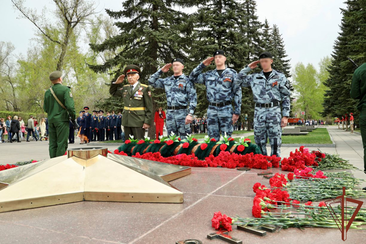 В Сибири росгвардейцы возложили цветы к мемориалам и почтили память погибших героев Великой Отечественной войны в День Победы