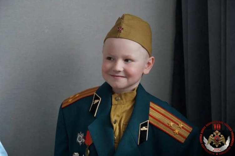 Новгородские росгвардейцы навестили 100-летнего ветерана Великой Отечественной войны