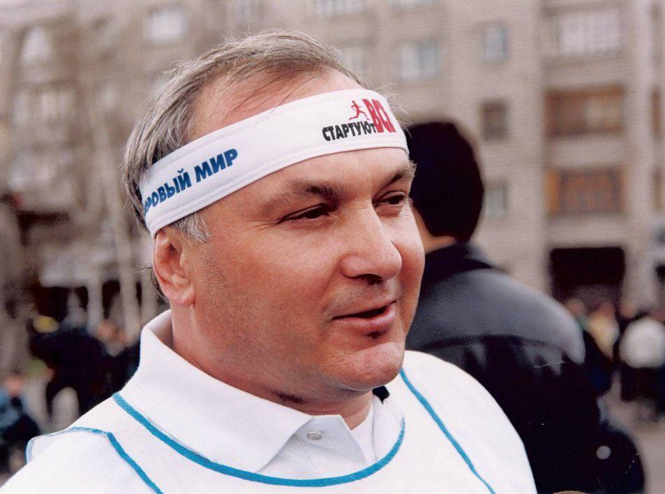 Пимашков в повязке участника массовых забегов «Стартуют все» — их проведение стало традицией во время его мэрства. Пимашков возглавлял город с 1996 по 2011 год