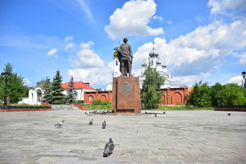 Неплюева троицк челябинская. Памятник Неплюеву Троицк. Памятник Неплюеву Троицк Челябинская область. Памятники Троицка известный. Троицк Челябинская область популярные места.