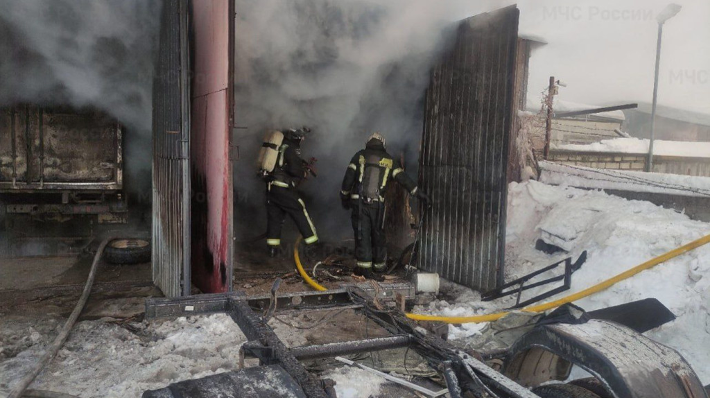 Двое мужчин получили ожоги во время сильного пожара в гараже и цеху в Брянске