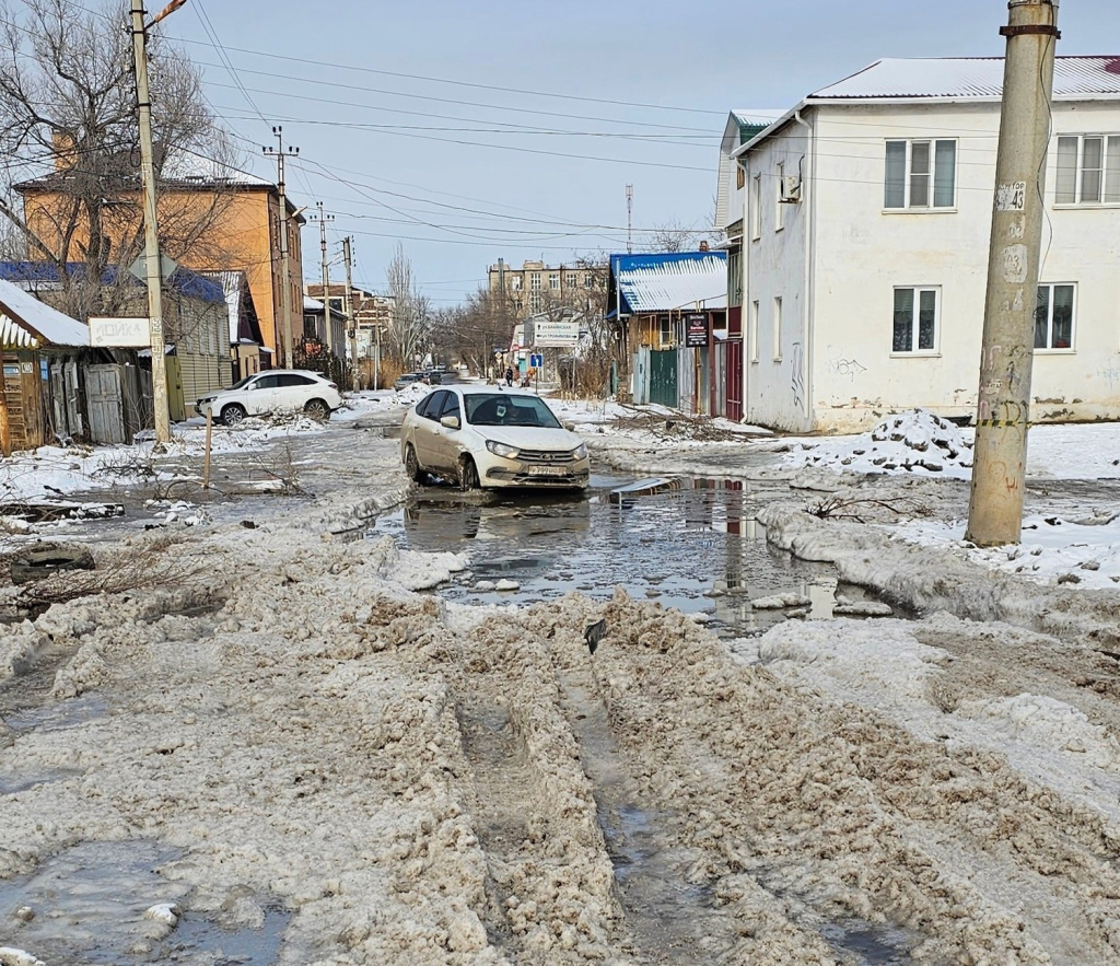 Коммунальщики не спешат устранять ледяной коллапс на улице Мечникова в Астрахани