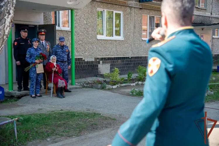 Акцию «Парад у дома ветерана» провели росгвардейцы в Свердловской области