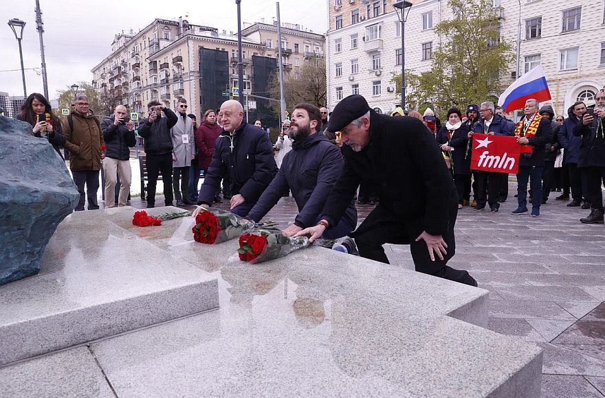 Первый форум СОВИНТЕРНа завершился возложением цветов к памятнику Фиделю Кастро