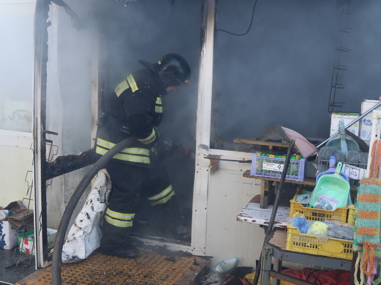Пожар в многоэтажке ликвидировали спасатели во Владивостоке