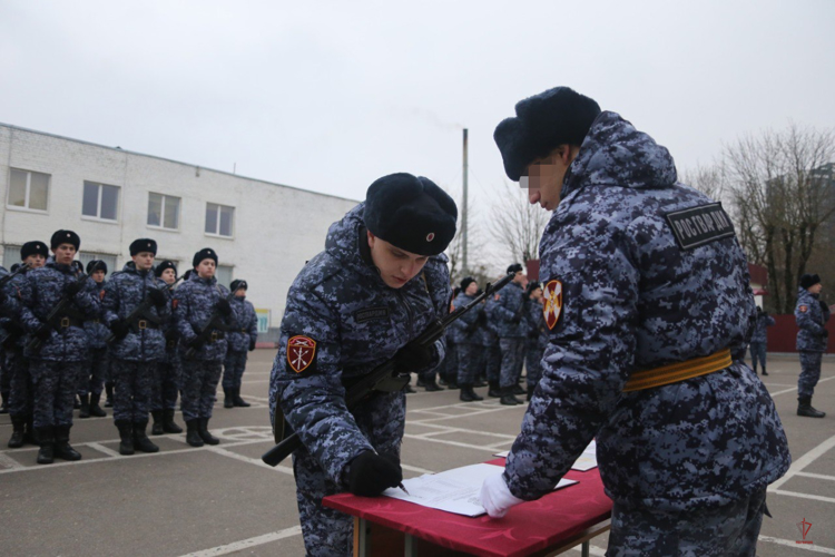 Призванные на службу в Росгвардию молодые калининградцы приняли Военную присягу