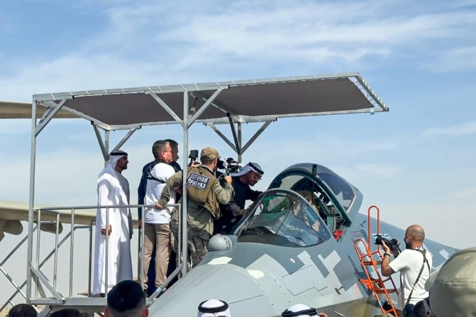 Кабина самолета Як-130 на международной авиационно-космической выставке Dubai Airshow 2025