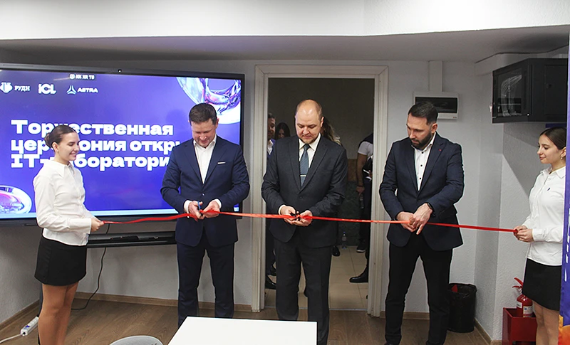 Слева направо: ректор РУДН Олег Ястребов, директор департамента развития и продаж в образовании «Группы Астра» Роман Борисов и директор по развитию бизнеса «ICL Техно» Алексей Щедров