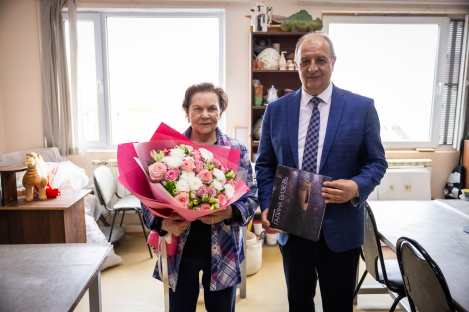 Председатель Думы Ханты-Мансийска Константин Пенчуков поздравил с 84-летием Галину Михайловну Визель