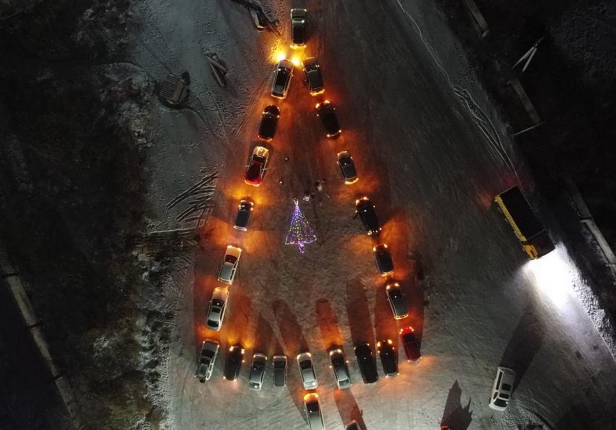 Елка от автолюбителей из Белогорска. Фото: корпоративных волонтеров Забайкальской ЖД
