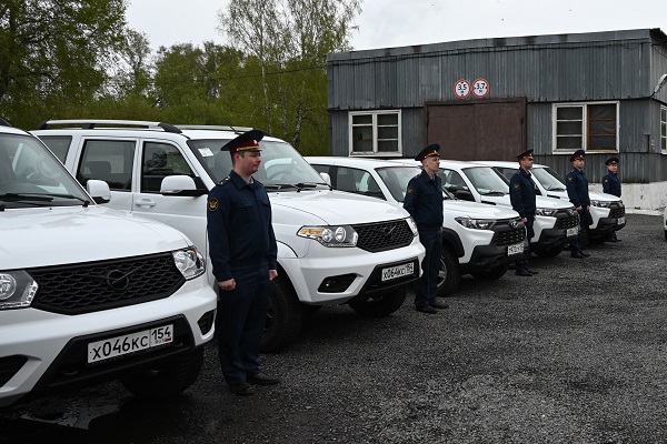 Заместитель губернатора Новосибирской области передал ключи от 8 новых автомобилей подразделениям уголовно-исполнительной системы региона