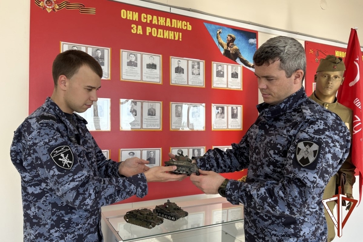В курганском управлении Росгвардии к Дню Победы организовали выставку миниатюр военной техники