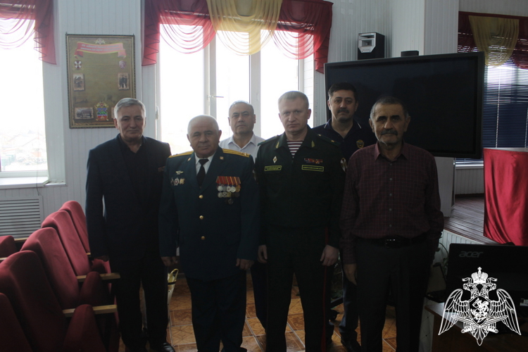Командир махачкалинского соединения Росгвардии поздравил ветеранов службы с праздником