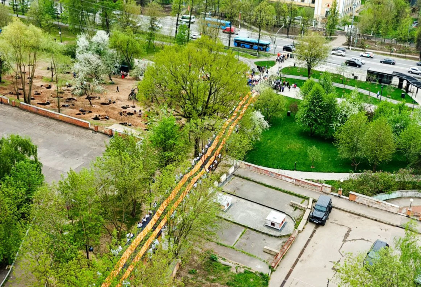 Дмитрий Волков принял участие в высадке «Сада памяти» в Яблоневом сквере Красногорска